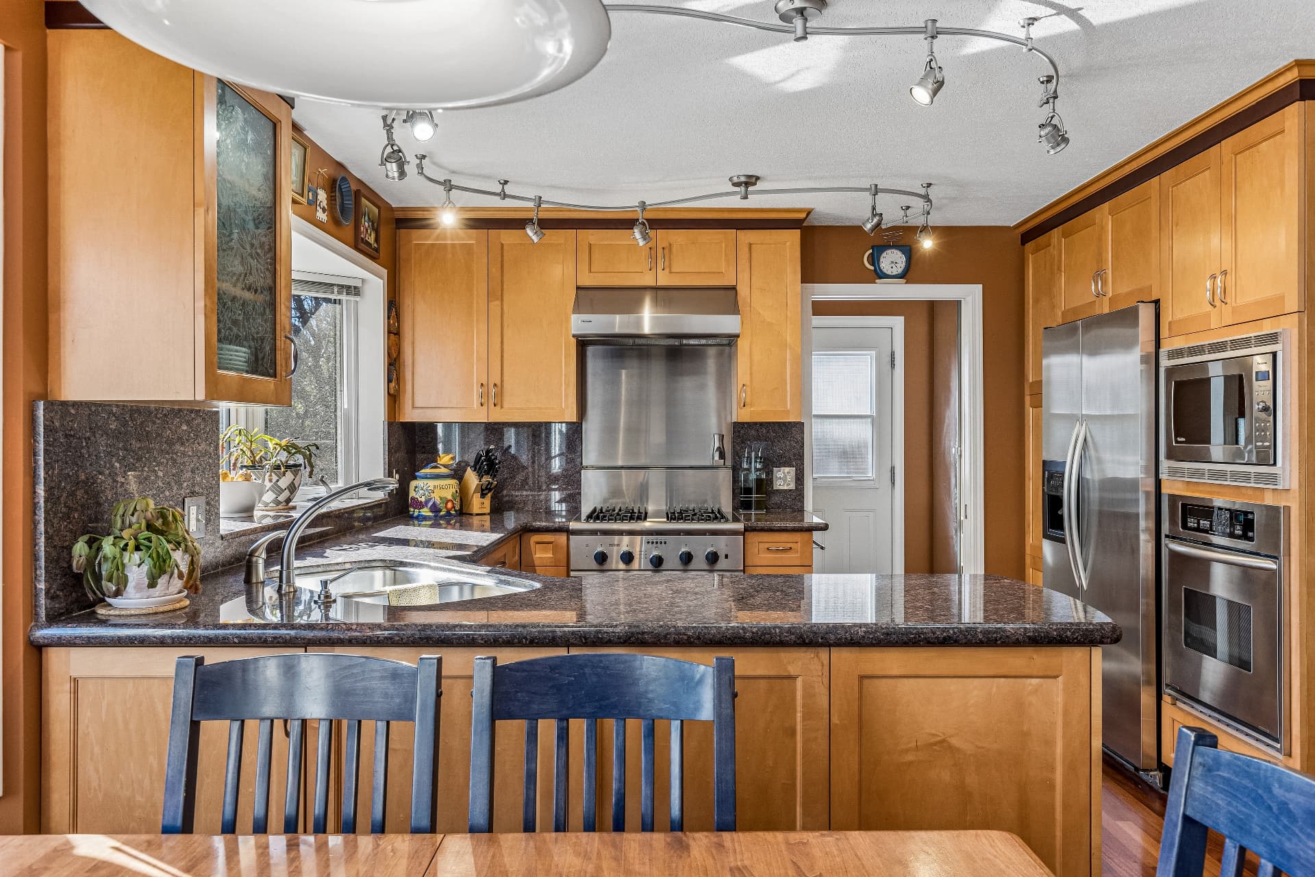 Professional dual fuel range and wall oven